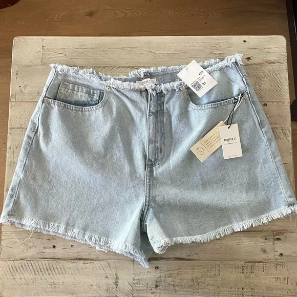 NWT Forever21 High waisted Raw hem Light Wash Denim Shorts - Picture 1 of 11
